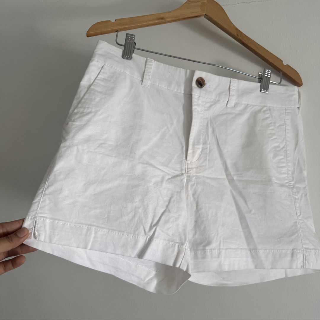Gap white short (Category: Shorts) located in Manila. Submitted by apparella.ph (Listing ID 1466820787, Image 2). Description: Super ganda HW. U.s bought 10/10 Waist:33 Length:14.