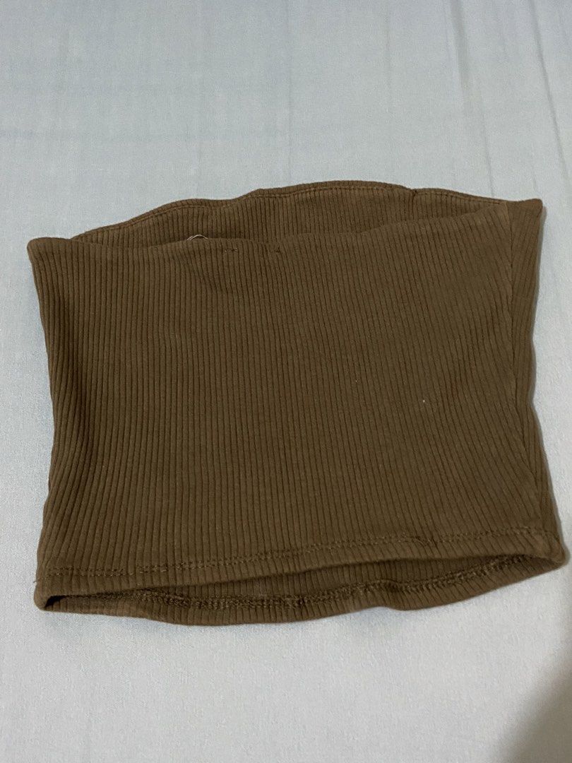 GARAGE Ribbed Tube Crop Top (Category: Sleeveless) located in Guinobatan. Submitted by jadieee_young22 (Listing ID 1466939587, Image 2). Description: No flaws or issues Size: Fits Small Material: Stretchy ribbed knit fabric Color: Muted Olive Green .
