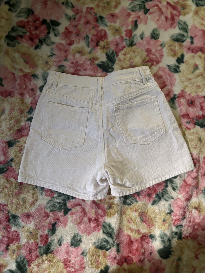Giordano White Denim Shorts (Category: Shorts) located in Davao. Submitted by curatedfindx (Listing ID 1466783244, Image 3). Description: 27 waist size.