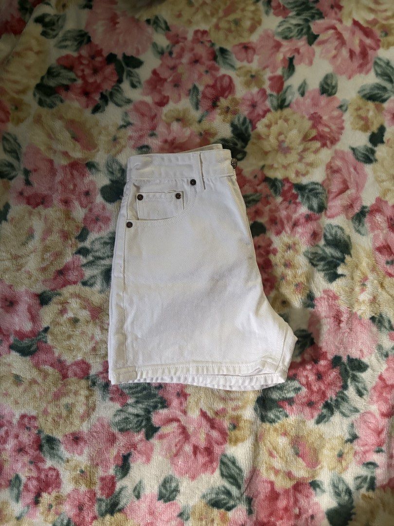 Giordano White Denim Shorts (Category: Shorts) located in Davao. Submitted by curatedfindx (Listing ID 1466783244, Image 1). Description: 27 waist size.