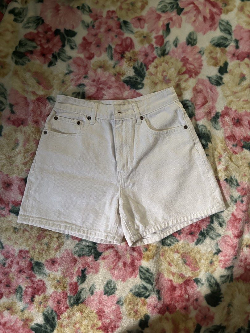 Giordano White Denim Shorts (Category: Shorts) located in Davao. Submitted by curatedfindx (Listing ID 1466783244, Image 2). Description: 27 waist size.