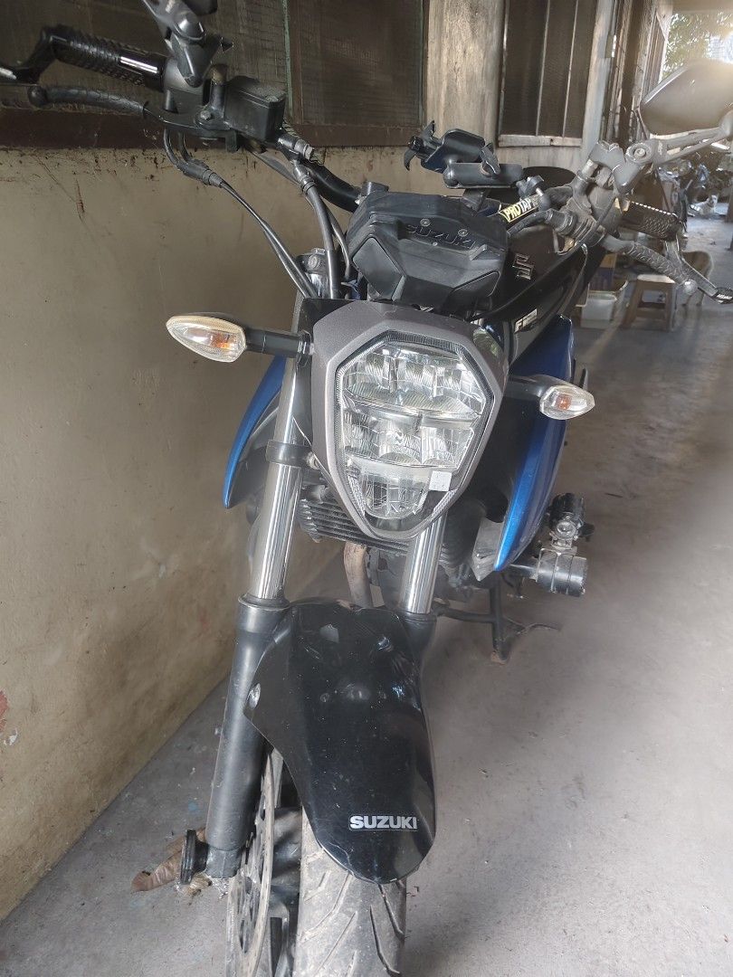 GIXXER 150FI 2021 MODEL (Category: Motorbikes for Sale) located in Manila. Submitted by yami.nomi (Listing ID 1466885193, Image 2). Description: complete papers issue sa head cylinder may katok kayo nalang magpaayos di pa nabuksan makinis na makinis pa 75k odo.