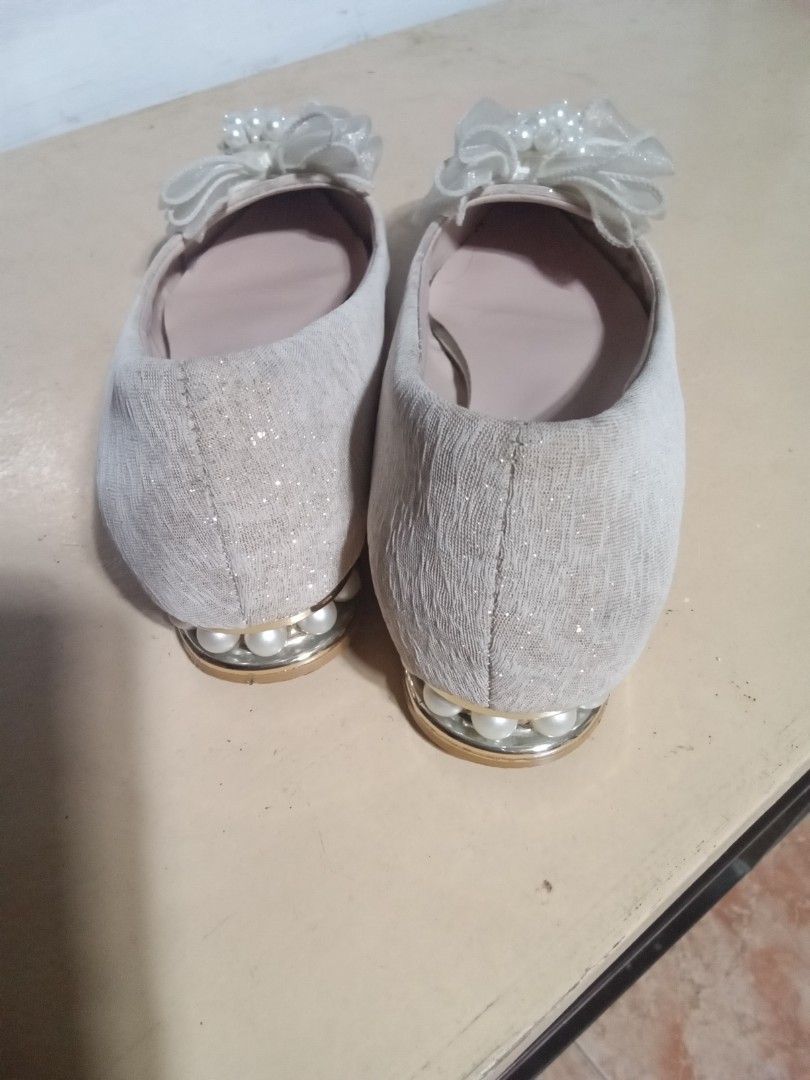 Glittery Pointed Toe Flats with Pearl Bow (Category: Flats & Sandals) located in Bacoor. Submitted by katecassan85266 (Listing ID 1466782815, Image 2). Description: Sparkly silver pointed flats with a low heel. Large sheer bow on the front, covered in clusters of faux pearls. More pearls line the outer edge of the heel base. Slip-on style with cushioned pink insoles branded with 'FASHION'..