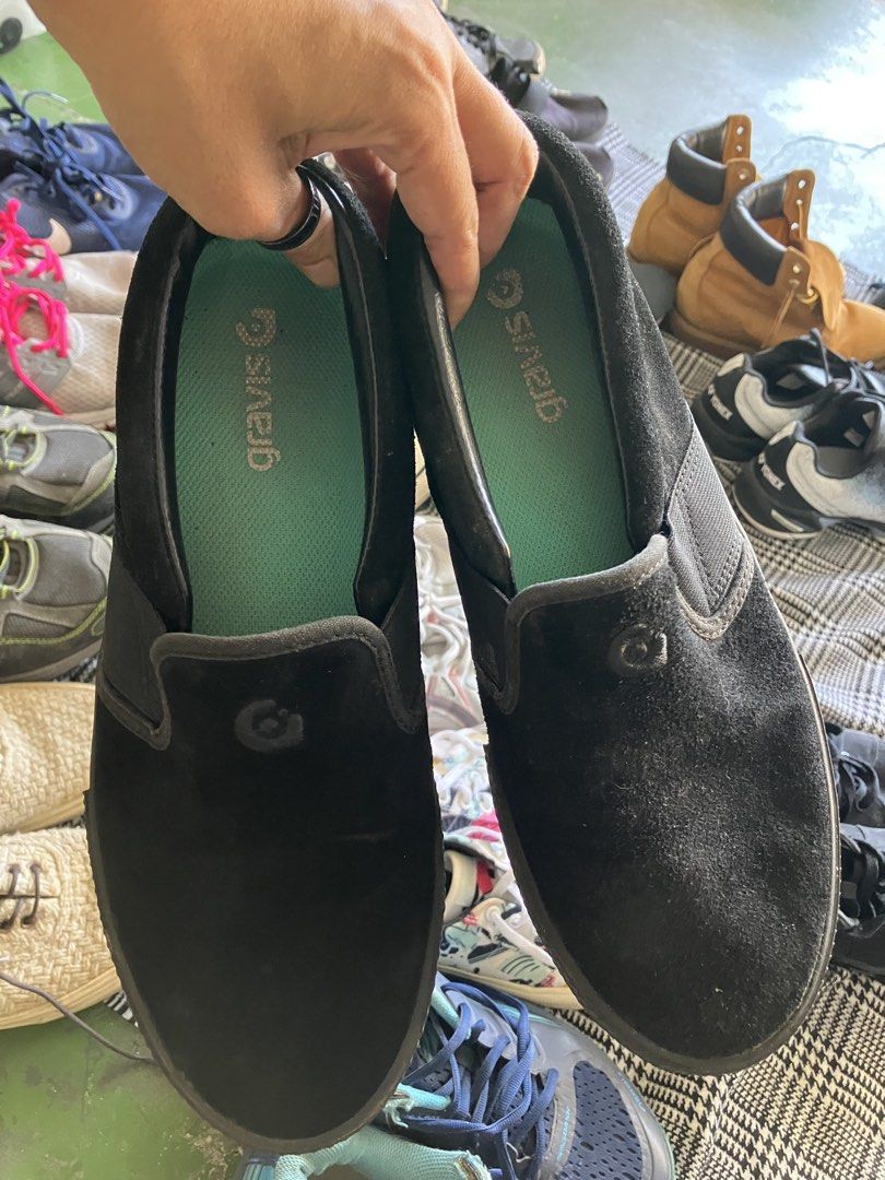 GRAVIS SLIP-on (Category: Sneakers) located in Angeles City. Submitted by jnwsurplus (Listing ID 1466811413, Image 1). Description: Plss see pictures .