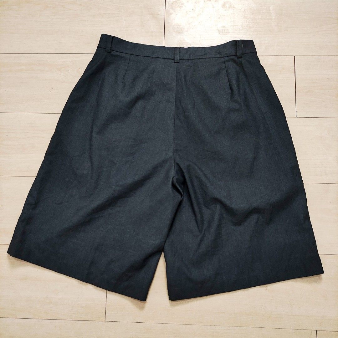 Gray Shorts (Category: Shorts) located in Caloocan City. Submitted by happystar.e0dc1b (Listing ID 1466800877, Image 2). Description: ⚠️PLEASE CLICK THE IMAGE TO SEE THE SIZE⚠️ FB PAGE: IPPEUNI AGASSI Location: Caloocan City ❌ No haggling ❌ No when worn ❌ No "more pics" ❌ No flaws, unless stated ❌ Request for specific measurements of neck, arm, shoulder etc will not be entertained.