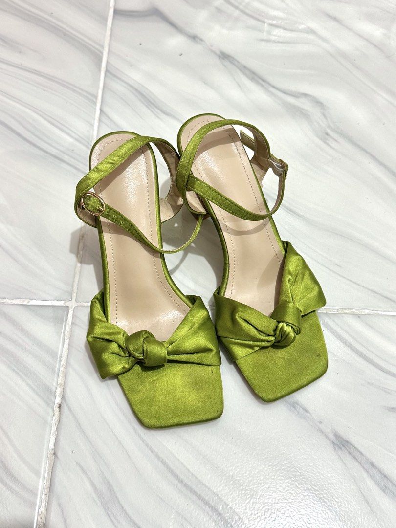 Green bow heels (Category: Heels) located in Bulacan. Submitted by archivesbyjanine (Listing ID 1466908981, Image 1). Description: Needs cleaning.
