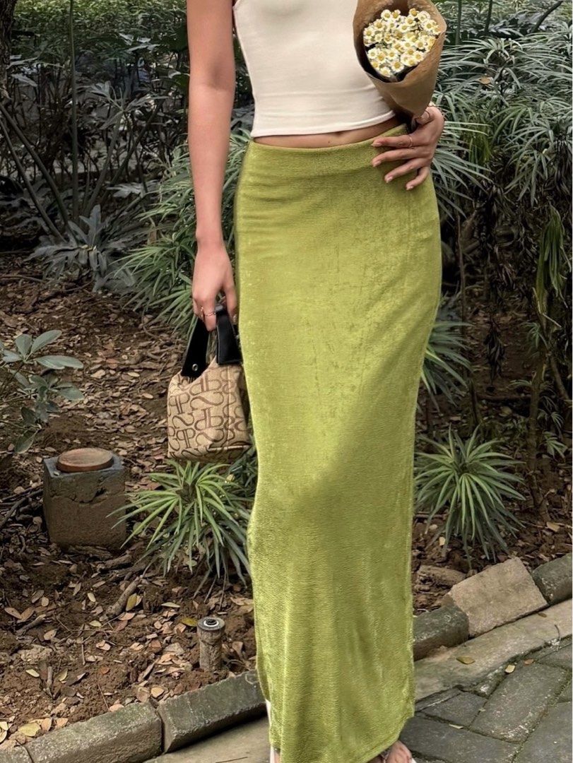Green Skirt (Category: Skirts) located in Manila. Submitted by xyvooo (Listing ID 1466861270, Image 1). Description: .