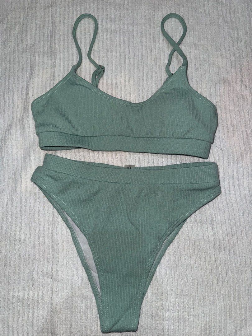 Green Two Piece Swimwear (Category: Bikinis & Swimsuits) located in Naga. Submitted by sbcookieee (Listing ID 1466838746, Image 1). Description: .