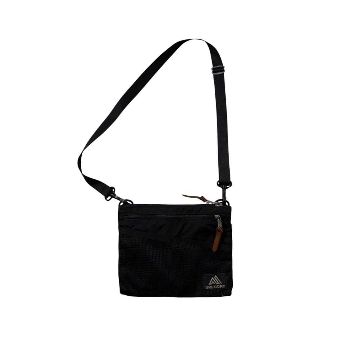 GREGORY Classic Sacooche Sling Bag Medium Size in Black (Category: Sling Bags) located in Manila. Submitted by yama_archive (Listing ID 1466899619, Image 1). Description: GREGORY Classic Sacooche Sling Bag Medium Size in Black Dimes (inches starting from 0) — - Width: 10 - Length: 7.5 ₱1200 Issues: ❌ Condition: 10/10 Color Rate: 10/10 .