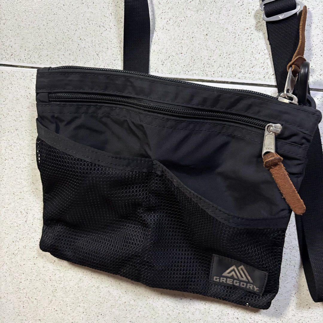 GREGORY Classic Sacooche Sling Bag Medium Size in Black (Category: Sling Bags) located in Manila. Submitted by yama_archive (Listing ID 1466899619, Image 3). Description: GREGORY Classic Sacooche Sling Bag Medium Size in Black Dimes (inches starting from 0) — - Width: 10 - Length: 7.5 ₱1200 Issues: ❌ Condition: 10/10 Color Rate: 10/10 .