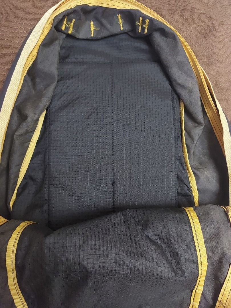 Gregory Day Backpack 黃邊黑絕版美製舊logo （分類：背包）位於 Hong Kong。 由 geejoon 提交（商品編號 1466894144，圖片 3）。簡介： 黃邊顏色已氧化變淡 前袋拉鏈有脫線(圖五)。