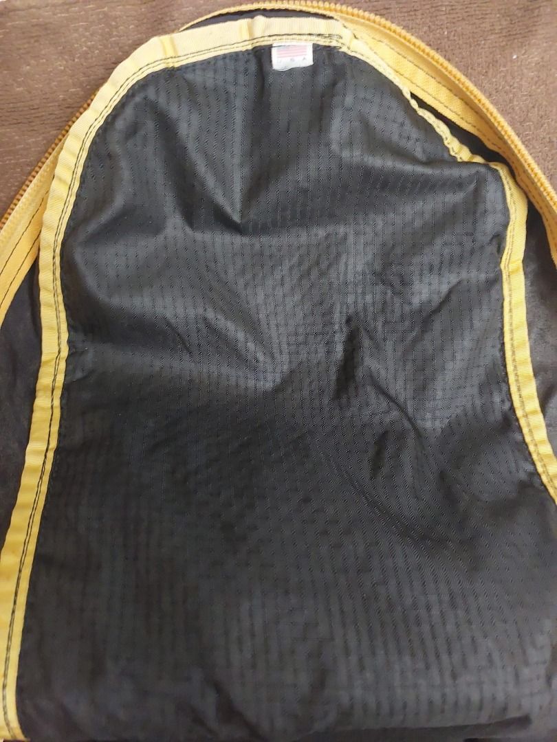 Gregory Day Backpack 黃邊黑絕版美製舊logo （分類：背包）位於 Hong Kong。 由 geejoon 提交（商品編號 1466894144，圖片 4）。簡介： 黃邊顏色已氧化變淡 前袋拉鏈有脫線(圖五)。
