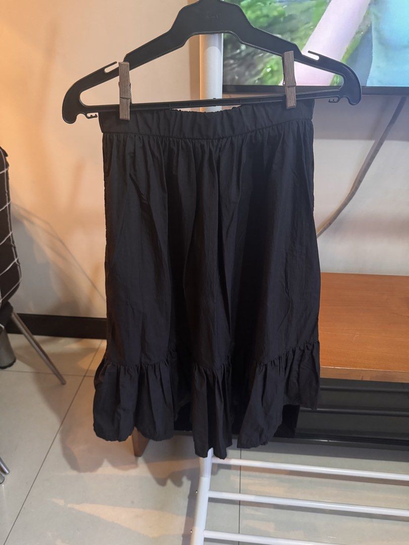 GU black midi skirt (Category: Skirts) located in Quezon City. Submitted by essief (Listing ID 1466918294, Image 1). Description: Bought in Tokyo Dimensions shown in photos No when worn photos .