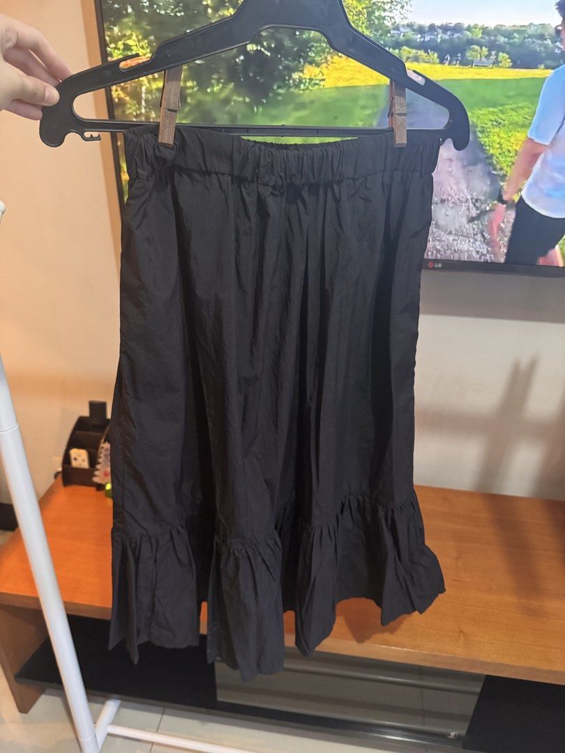 GU black midi skirt (Category: Skirts) located in Quezon City. Submitted by essief (Listing ID 1466918294, Image 2). Description: Bought in Tokyo Dimensions shown in photos No when worn photos .