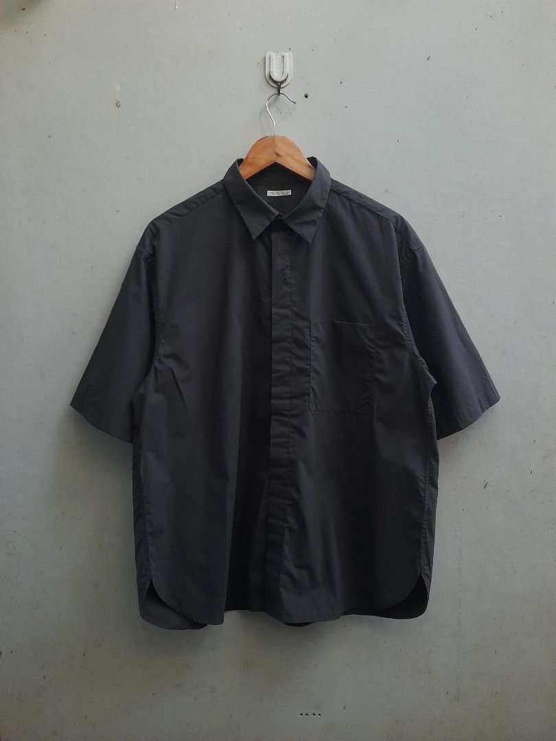 GU Broadcloth Oversized Shirt (Half-Sleeve) (Category: Formal Shirts) located in Iloilo. Submitted by mnky.bsns03 (Listing ID 1466889143, Image 1). Description: 9.5/10 Color rate No Issues 30 Length 23 Width.