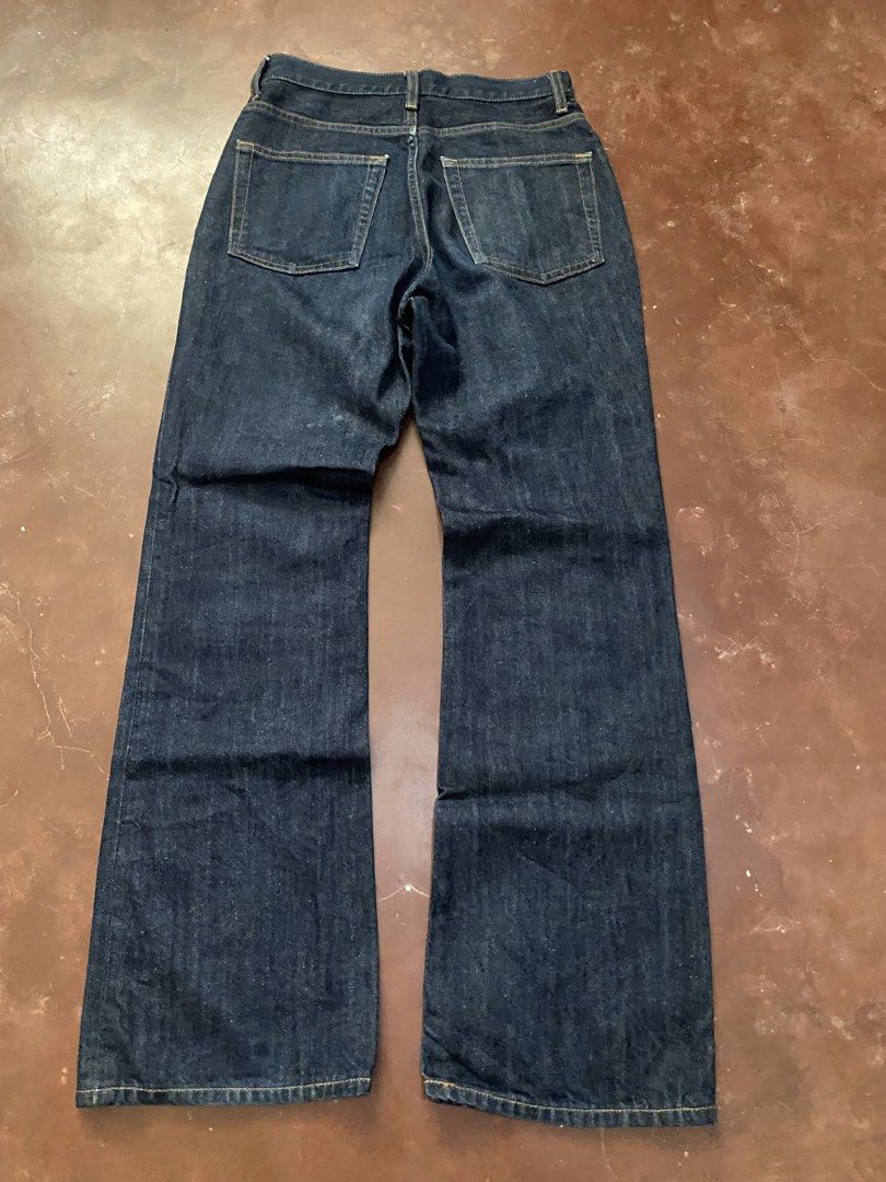 GU Dark~Wash Lowrise Flare (Category: Jeans) located in Malita. Submitted by ronnyboi (Listing ID 1466888297, Image 1). Description: W:26 L:39 T:11 H:8 Mine:350.