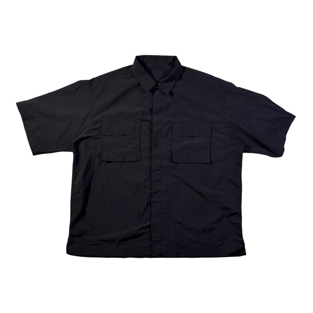 GU JP CPO Button-down Polo in Black (Category: Formal Shirts) located in Manila. Submitted by yama_archive (Listing ID 1466908185, Image 1). Description: GU JP CPO Button-down Polo in Black Dimes (inches starting from 0) — - Size on tag: XL (can fit up to XXL) - Width: 27 - Length: 29.5 - Shoulders: 22 - Sleeves: 11.5 - Fabric: Ripstop Nylon ₱1000 Issues: ❌ Condition: 10/10 Color Rate: 10/10.