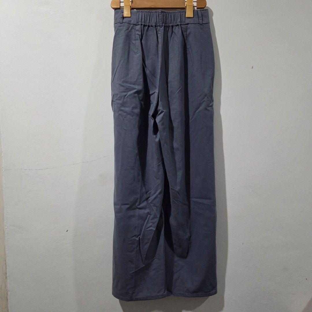 GU Linen Blend Tuck Wide Pants (Category: Other Bottoms) located in San Nicolas. Submitted by mllc523 (Listing ID 1466813938, Image 2). Description: Size: S, fits 25" to 26" Length: 39".