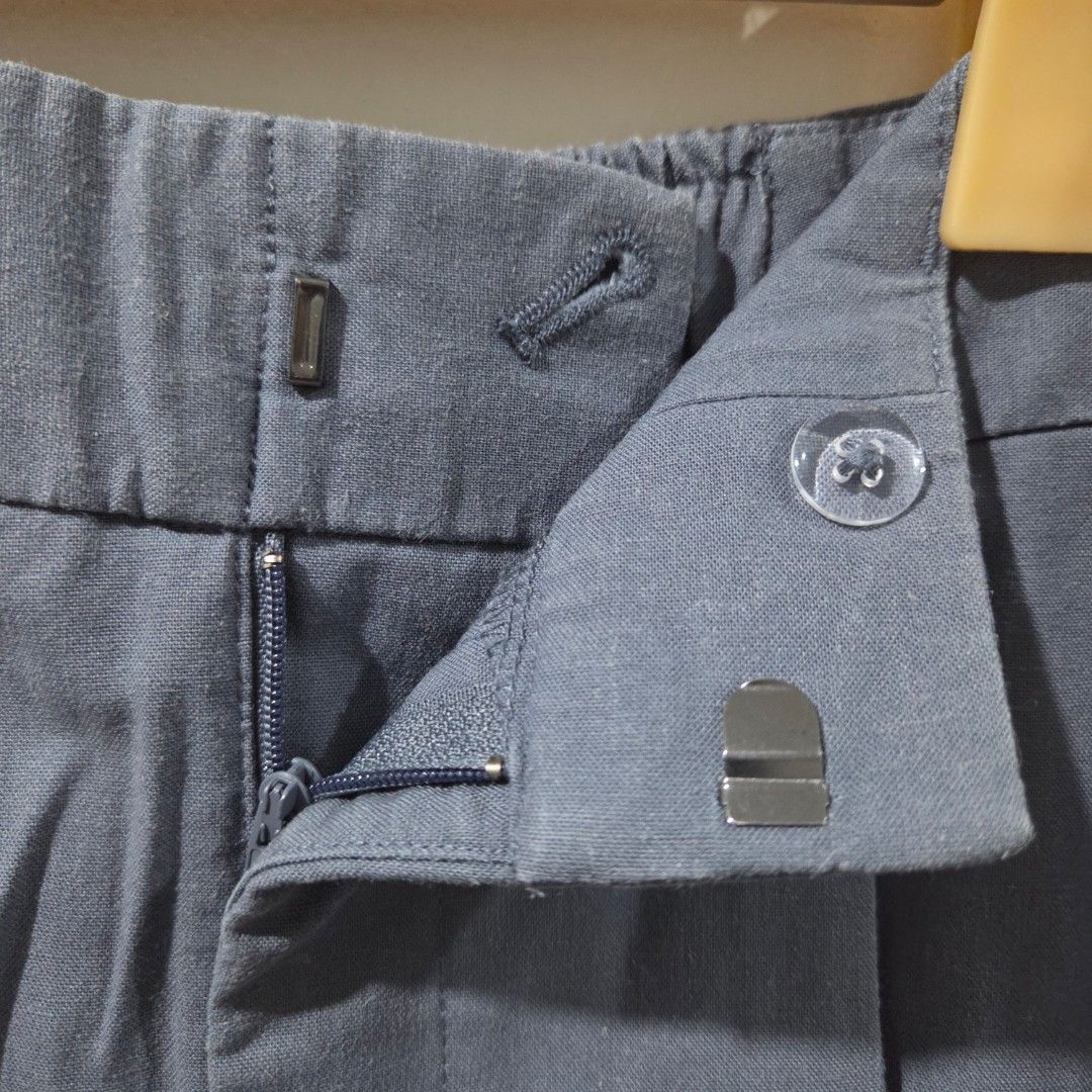 GU Linen Blend Tuck Wide Pants (Category: Other Bottoms) located in San Nicolas. Submitted by mllc523 (Listing ID 1466813938, Image 3). Description: Size: S, fits 25" to 26" Length: 39".