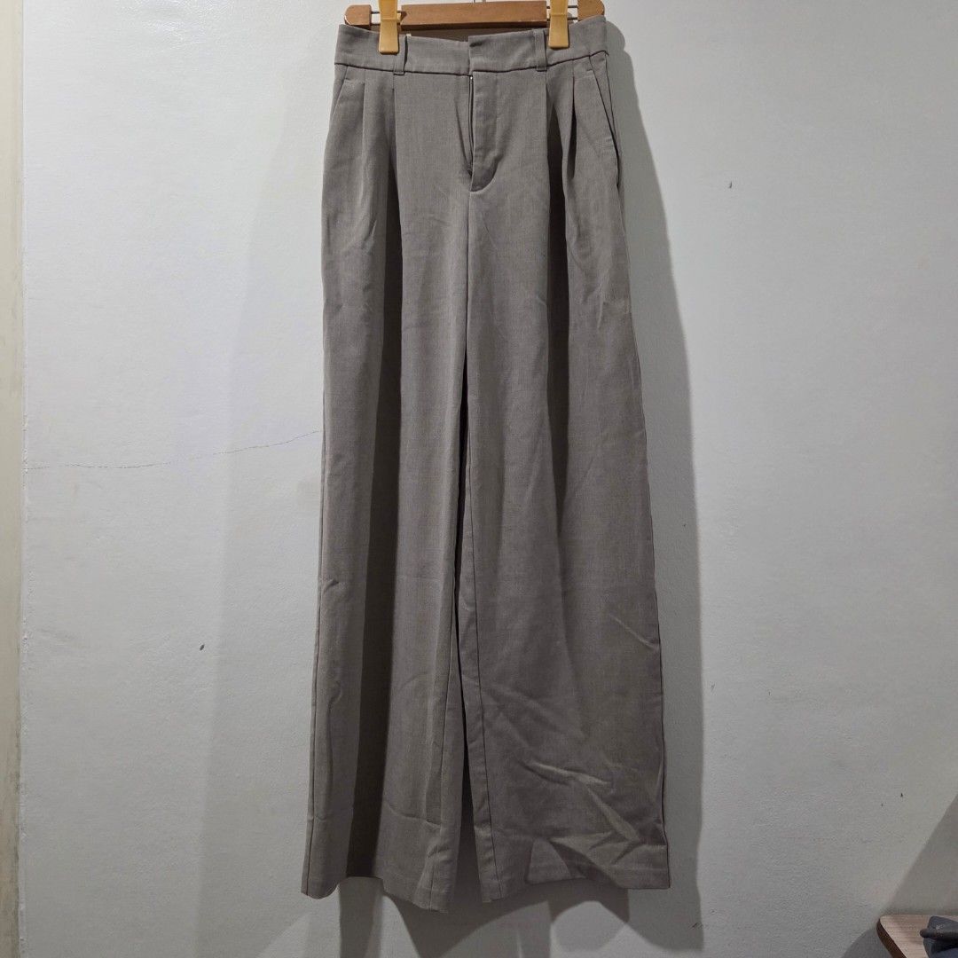 GU Tucked Wide Pants (Longer Length) (Category: Trousers) located in San Nicolas. Submitted by mllc523 (Listing ID 1466815541, Image 1). Description: Size: M, fits 25" to 27" Length: 41.5".