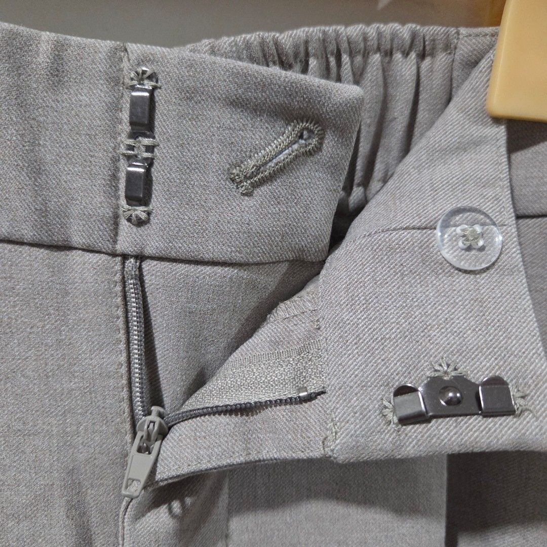 GU Tucked Wide Pants (Longer Length) (Category: Trousers) located in San Nicolas. Submitted by mllc523 (Listing ID 1466815541, Image 2). Description: Size: M, fits 25" to 27" Length: 41.5".