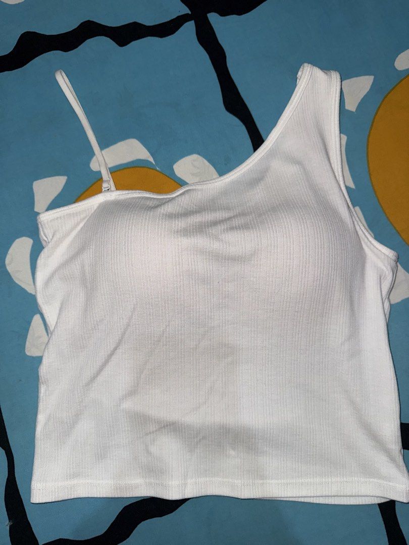 GU White Tank Top (Category: Sleeveless) located in Naga. Submitted by sbcookieee (Listing ID 1466841009, Image 1). Description: .