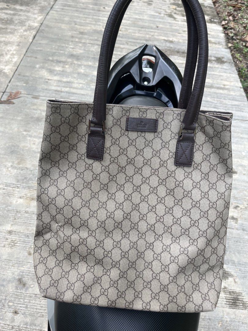 Gucci GG Patern Monogram Handbag (Category: Luxury Bags & Wallets) located in Tacloban City. Submitted by luxbag_phhh (Listing ID 1466776593, Image 3). Description: In verygood condition Super ganda pa With code & ykk zip Sign of use sa last pic.