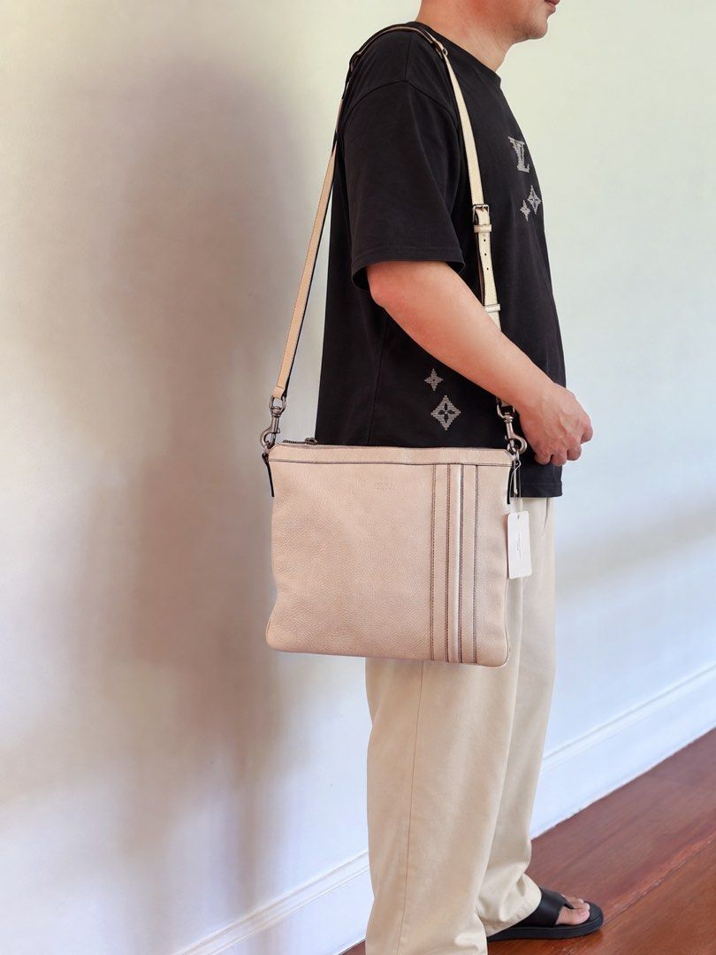 Gucci Men’s Messenger Bag (Category: Luxury Bags & Wallets) located in Muntinlupa City. Submitted by closet.confessions (Listing ID 1466829921, Image 2). Description: 🚨 STEAL ALERT!! Priced to go! rank A- with provided dustbag Long strap is detachable so you can use it with your other bags Fits all your necessities ‼️ Fixed price, Unbelievably priced extremely low! Pamigay sale! All my items are 💯 AUTHENTIC! .