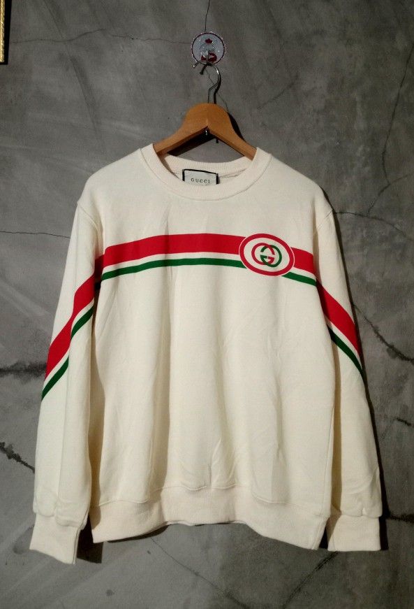 Gucci Sweatshirt (Category: Coats, Jackets and Outerwear) located in Manila. Submitted by boldfalcon.38de78 (Listing ID 1466776128, Image 1). Description: Gucci Sweatshirt A new Condition Size L W -22 ' L -25 10/10 color rate No issue Davao city Gcash payment J&T Courier php 850 + sf DM 💌.
