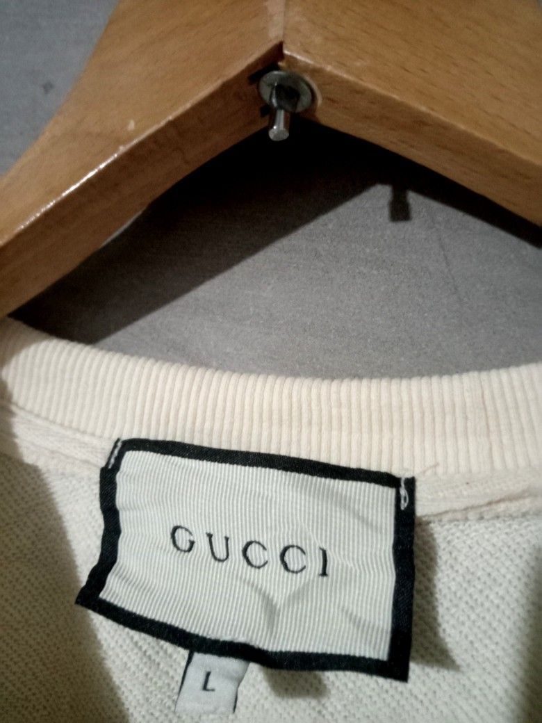 Gucci Sweatshirt (Category: Coats, Jackets and Outerwear) located in Manila. Submitted by boldfalcon.38de78 (Listing ID 1466776128, Image 3). Description: Gucci Sweatshirt A new Condition Size L W -22 ' L -25 10/10 color rate No issue Davao city Gcash payment J&T Courier php 850 + sf DM 💌.
