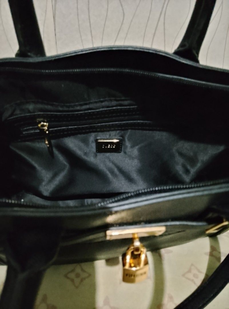 Guess Bag (Category: Luxury Bags & Wallets) located in Paranaque City. Submitted by shopandfab15 (Listing ID 1466916182, Image 2). Description: .