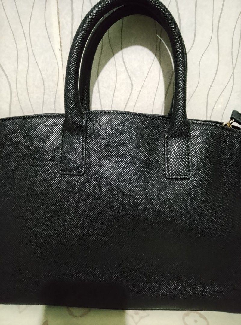 Guess Bag (Category: Luxury Bags & Wallets) located in Paranaque City. Submitted by shopandfab15 (Listing ID 1466916182, Image 3). Description: .