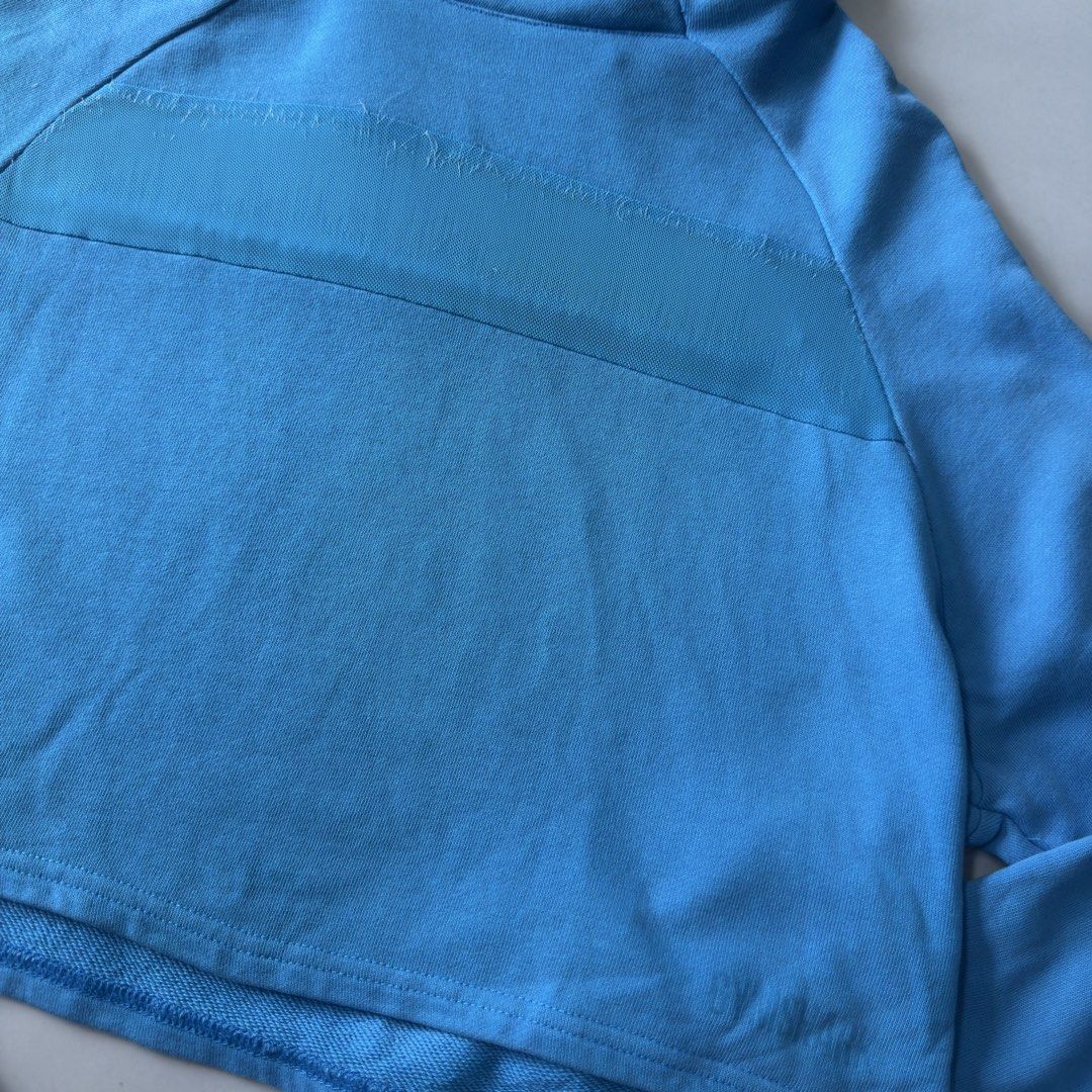 Gymshark Cropped Blue Jacket (Category: Activewear) located in Pasig City. Submitted by sofgatch (Listing ID 1466851562, Image 2). Description: There is significant wear on the mesh part of the jacket, and also some light staining (from ironing). .