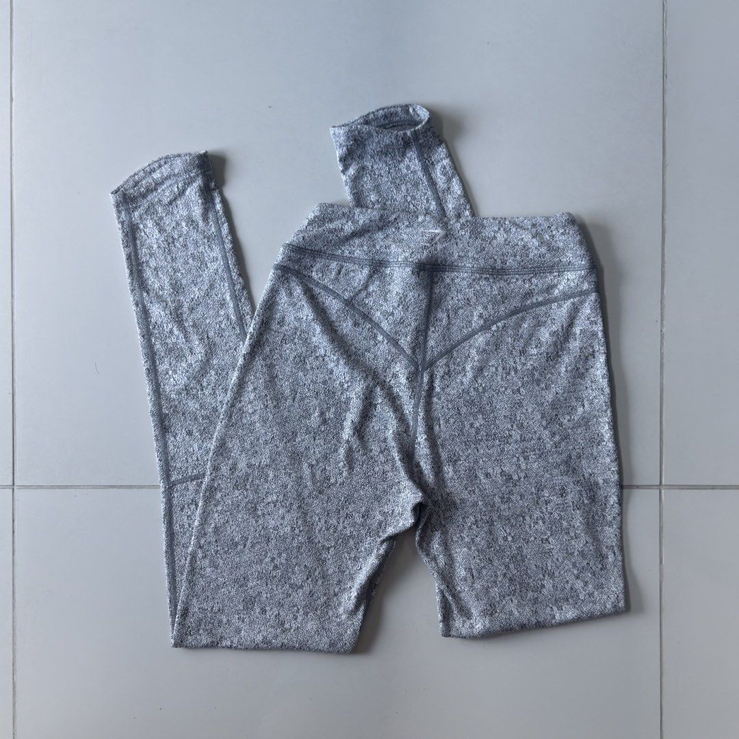 Gymshark Fleur Texture Light Grey Leggings (Category: Activewear) located in Pasig City. Submitted by sofgatch (Listing ID 1466850788, Image 2). Description: Gymshark Fleur leggings in light grey. .