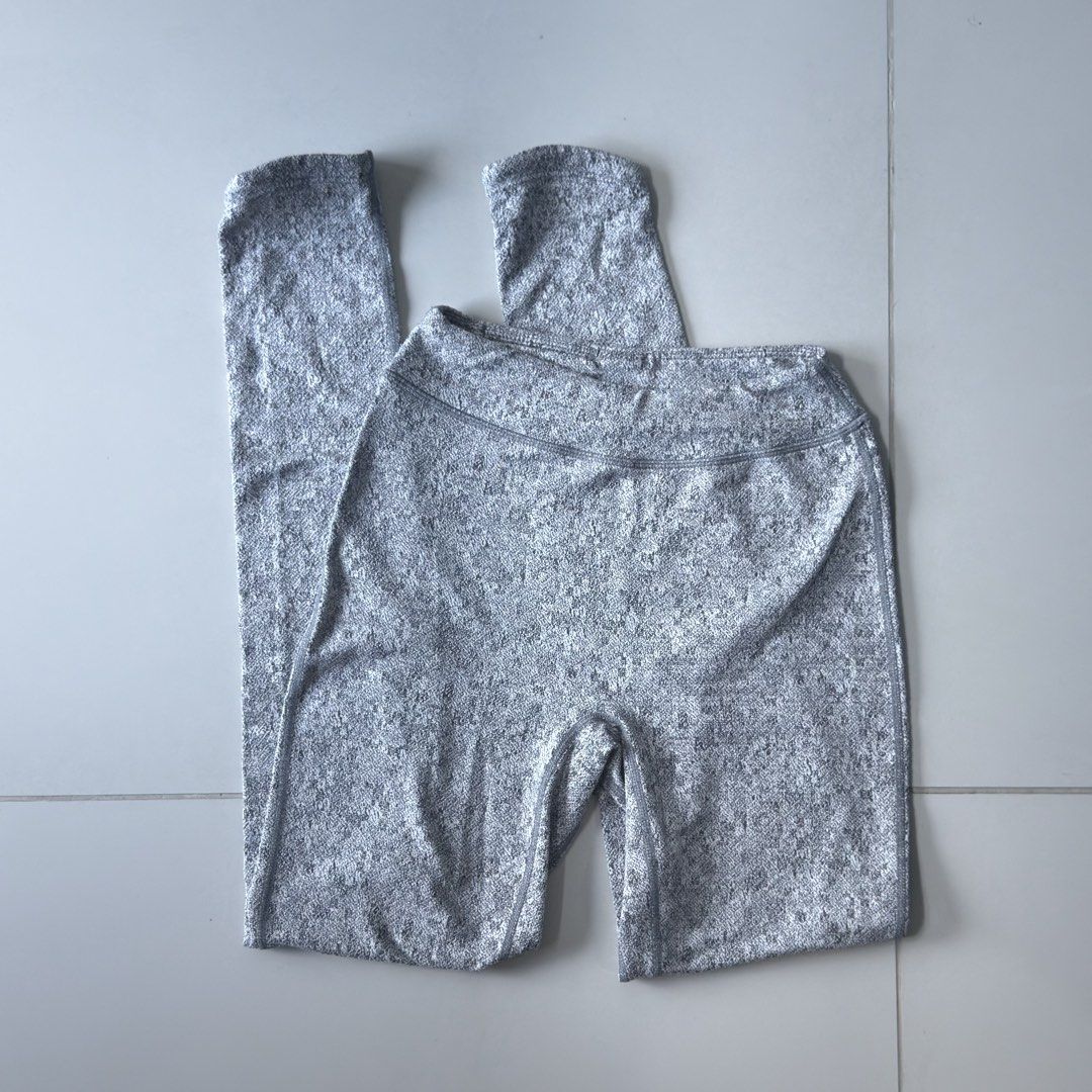 Gymshark Fleur Texture Light Grey Leggings (Category: Activewear) located in Pasig City. Submitted by sofgatch (Listing ID 1466850788, Image 1). Description: Gymshark Fleur leggings in light grey. .