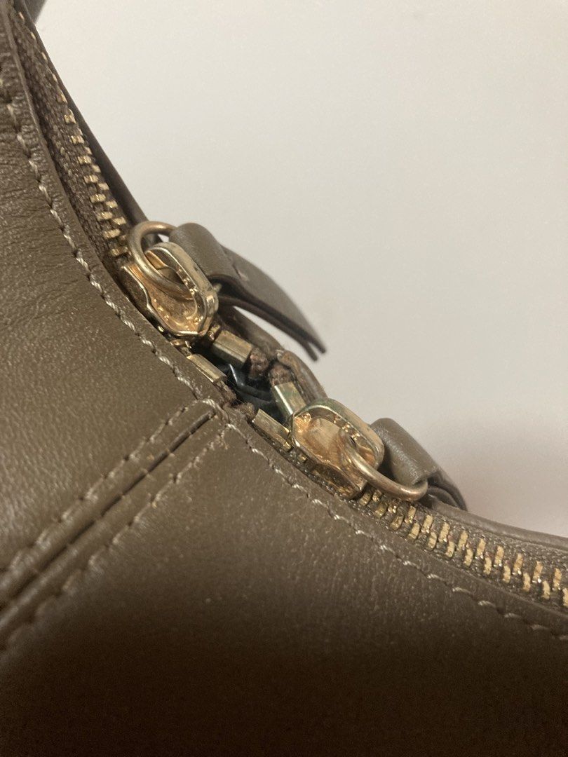 Handbag Genuine leather (Category: Luxury Bags & Wallets) located in Taytay. Submitted by benandsolcloset (Listing ID 1466812295, Image 2). Description: .