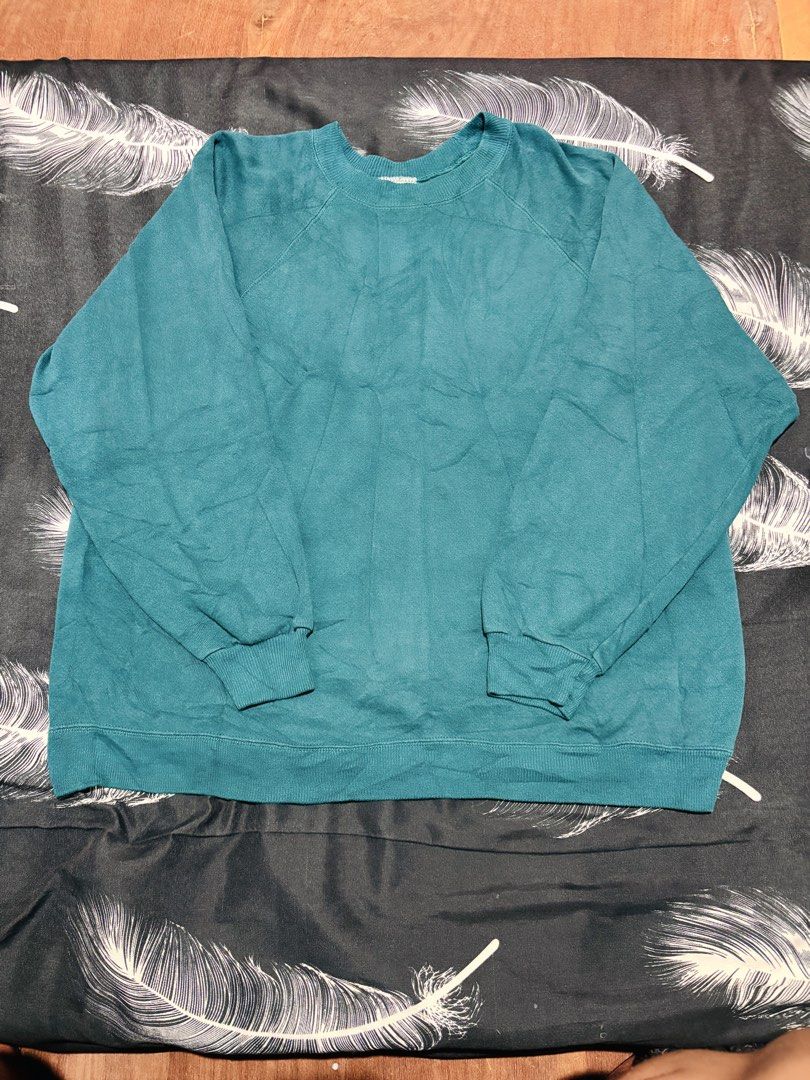 Hanes Vintage Sweatshirt (Category: Coats, Jackets and Outerwear) located in Manila. Submitted by erxm.thrift (Listing ID 1466915646, Image 2). Description: .