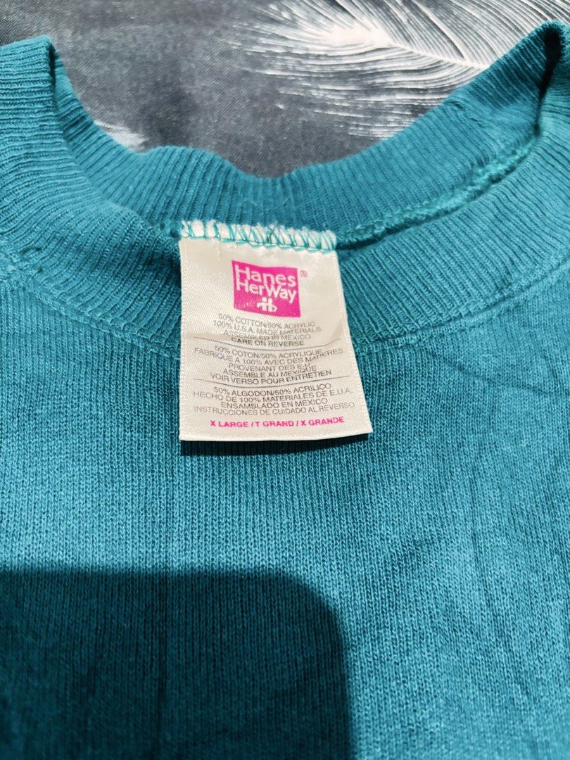 Hanes Vintage Sweatshirt (Category: Coats, Jackets and Outerwear) located in Manila. Submitted by erxm.thrift (Listing ID 1466915646, Image 1). Description: .
