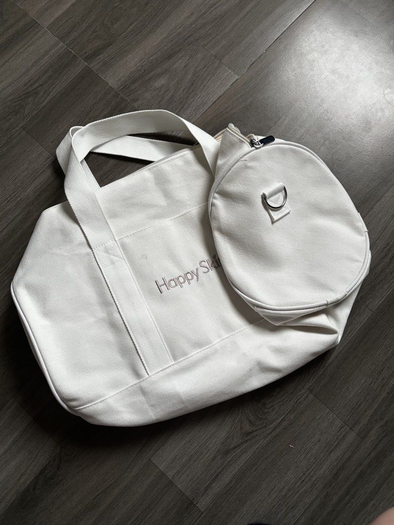 Happy Skin Duffle Bag (Category: Shoulder Bags) located in Manila. Submitted by dreatantoy (Listing ID 1466970255, Image 1). Description: Happy Skin Duffle Bag Never used Message for more discounts.