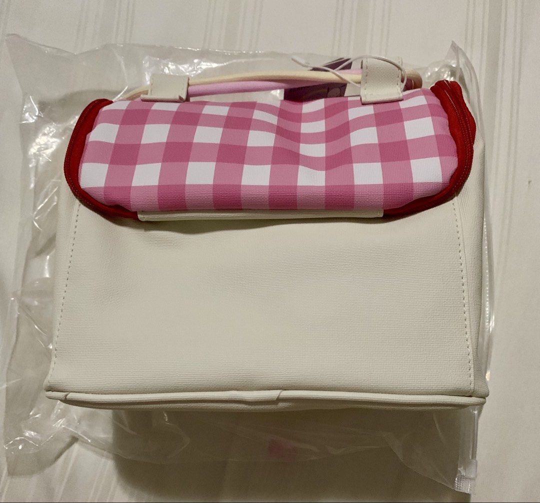 Hello Kitty Lunch bag (insulated) (Category: Tote Bags) located in Valenzuela. Submitted by simplyolive85 (Listing ID 1466936072, Image 3). Description: Hello Kitty Insulated lunch bag. Can be for kids and adults Color: cream/red Size : 9x8x5 in (Width x Height Depth) Manual measurement .