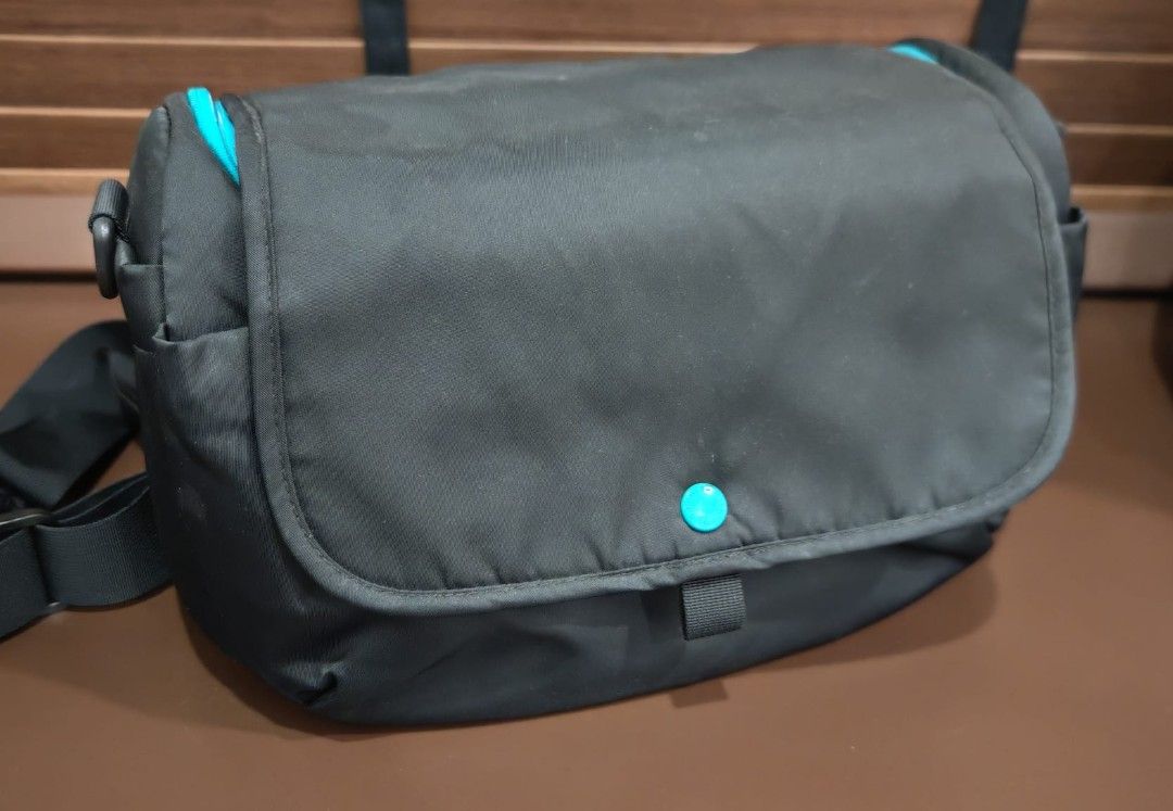 Hellolulu Camera Bag (Category: Camera Bags & Carriers) located in Singapore. Submitted by twinklelady415 (Listing ID 1466906283, Image 1). Description: - Brand: Hellolulu Camera Bag - Organization: Removable padded dividers .