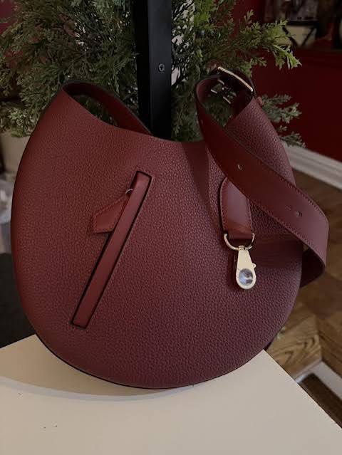 Hermes Arcon Slim Bag Rouge H (Category: Luxury Bags & Wallets) located in Quezon City. Submitted by kellypochette (Listing ID 1466857346, Image 1). Description: A modern Hermès silhouette in the iconic Rouge H. Understated, effortlessly chic, and refreshingly different from the usual Hermès classics. BAG DETAILS * Brand: Hermès * Model: Arçon Slim * Color: Rouge H * Leather: Togo * Hardware: Permabrass * Condition: Brand New / Unused * Inclusion