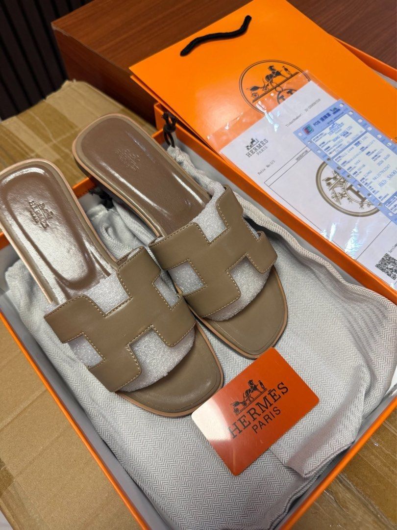 Hermes Flat Sandals (Category: Flats & Sandals) located in Manila. Submitted by e-tindahan (Listing ID 1466964468, Image 2). Description: -with box and paperbag Available size: 36.37.38.39.40 📌 Please check the last image carefully before ordering. Nandun na po lahat ng kailangan tandaan. Mode of Payment (MOP): 💸 GCash, Maya, GoTyme, BDO, RCBC, Landbank Mode of Delivery (MOD): 🛵 Lalamove / GrabExpress for Same-day delivery 🚚 J&T Express / LBC