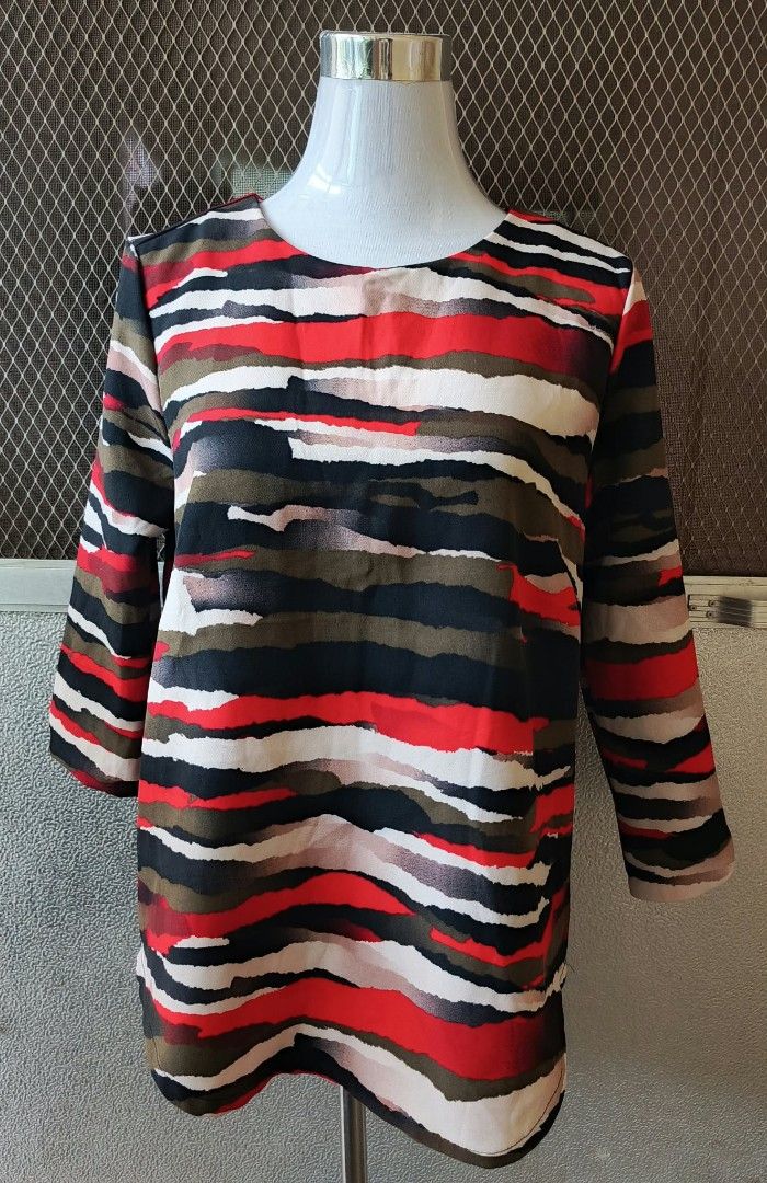 H&M Abstract Striped 3/4 Sleeve Blouse Size US 12 (Category: Blouses) located in Cebu City. Submitted by violacloset (Listing ID 1466908310, Image 1). Description: Measurements: length: 26 width: 21 not stretchable.