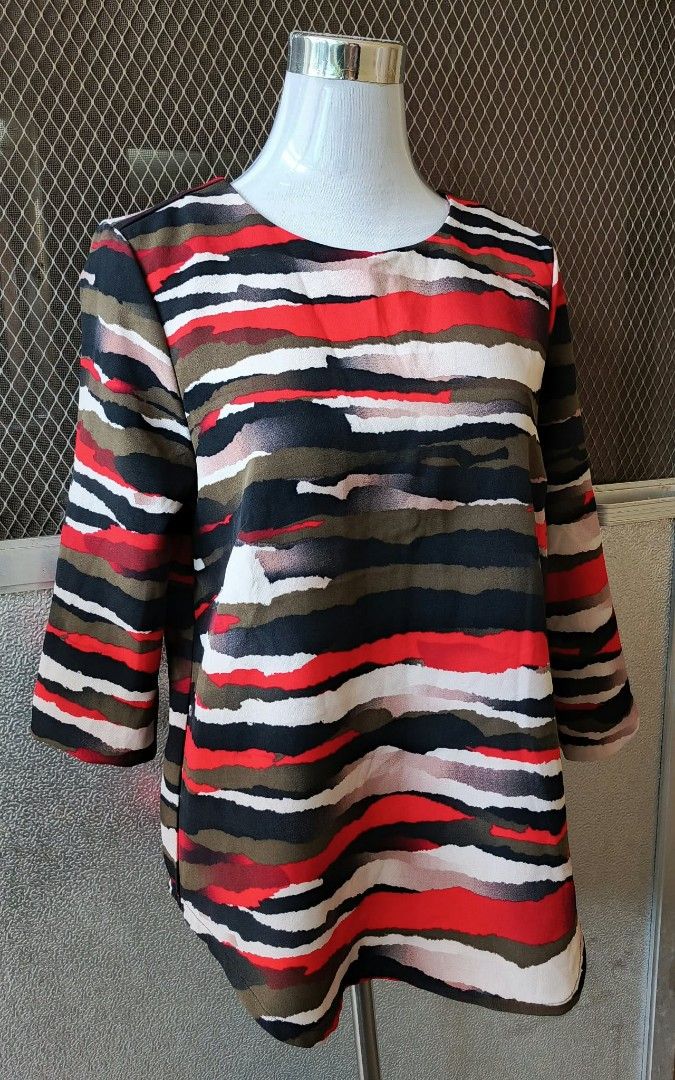 H&M Abstract Striped 3/4 Sleeve Blouse Size US 12 (Category: Blouses) located in Cebu City. Submitted by violacloset (Listing ID 1466908310, Image 2). Description: Measurements: length: 26 width: 21 not stretchable.