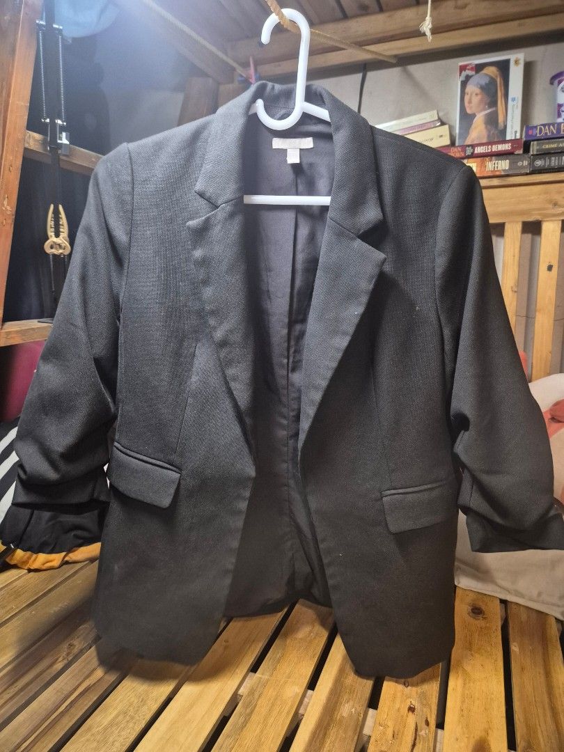 H&M Black Blazer Size 12 (Category: Coats, Jackets and Outerwear) located in Paranaque City. Submitted by erinnnm (Listing ID 1466956550, Image 1). Description: - Brand: H&M - Color: Solid Black - Size: EUR 44 / US 12 / CA 12 / MX 12 / CN 170/100A - Design: Classic collar, structured shoulders, and front pockets with flaps - Condition: Excellent, clean lining inside (used thrice for events) - Style: Versatile piece for formal wear or smart casual