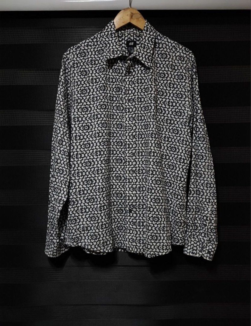 H&M Black White Pattern Long Sleeve Button Up Shirt Polo (Category: Formal Shirts) located in Pasig City. Submitted by abogadosupremo (Listing ID 1466933831, Image 1). Description: H&M long sleeve Polowith Aop print. -Features a button-down closure and a collared neckline. -The shirt has a regular fit and long sleeves. - The pattern consists of small, repeating floral designs in black and white. - THIS IS LEGIT AND ORIGINAL - VERY GOOD CONDITION 