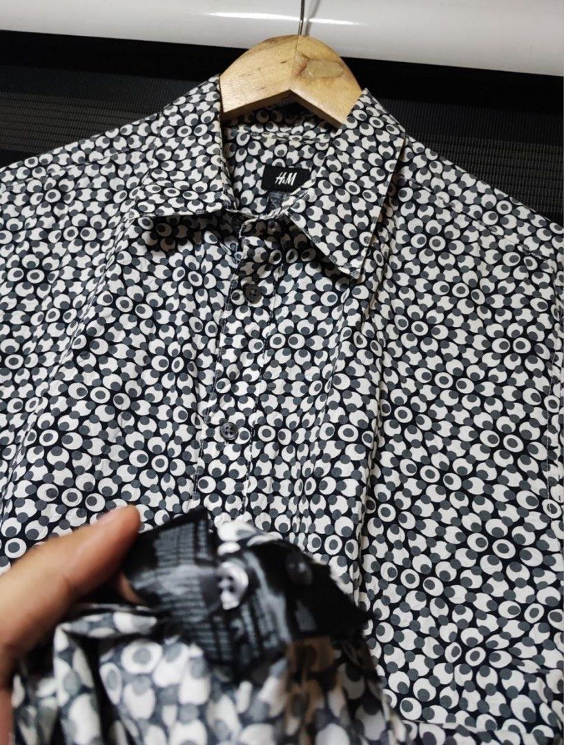 H&M Black White Pattern Long Sleeve Button Up Shirt Polo (Category: Formal Shirts) located in Pasig City. Submitted by abogadosupremo (Listing ID 1466933831, Image 2). Description: H&M long sleeve Polowith Aop print. -Features a button-down closure and a collared neckline. -The shirt has a regular fit and long sleeves. - The pattern consists of small, repeating floral designs in black and white. - THIS IS LEGIT AND ORIGINAL - VERY GOOD CONDITION 