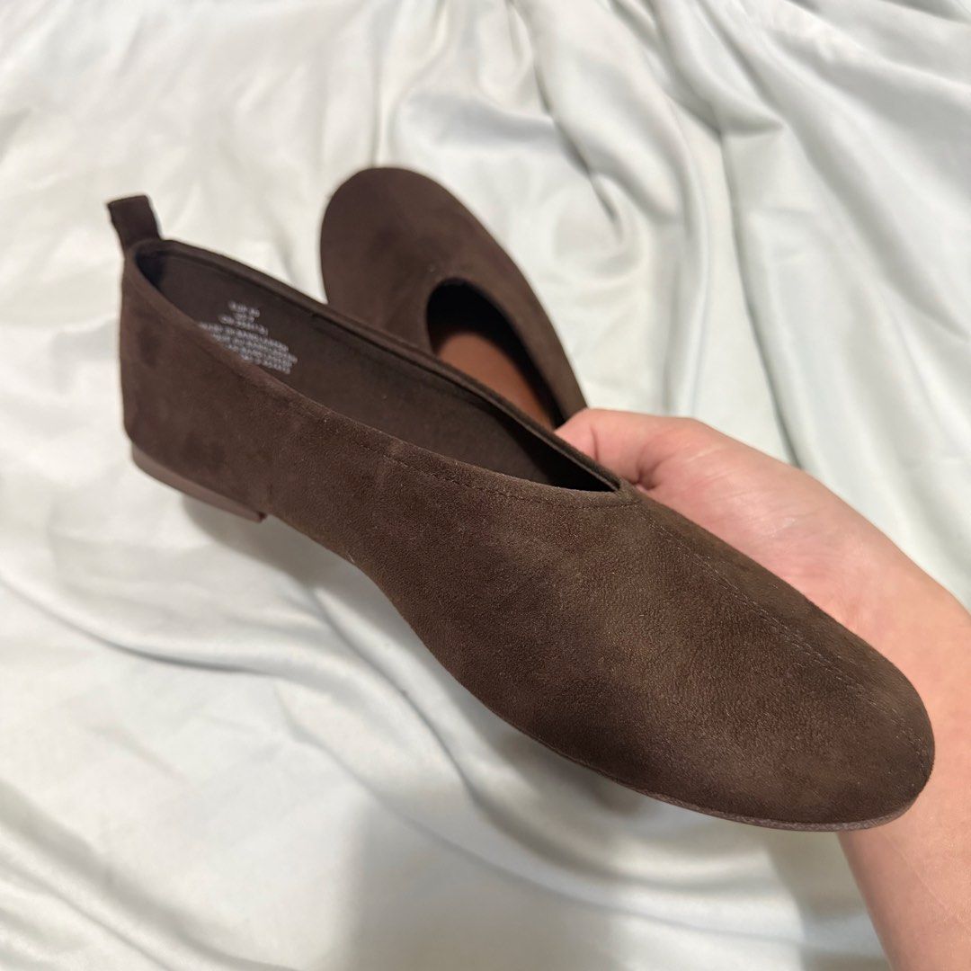 H&M Brown Suede Flats (Category: Flats & Sandals) located in Daet. Submitted by matchapompom (Listing ID 1466858184, Image 3). Description: - Brand: H&M - Style: Slip-on brown suede flats - Features: Soft finish, deep brown inner lining, and heel pull tabs for easy wear - Condition: Great, comfortable daily footwear.