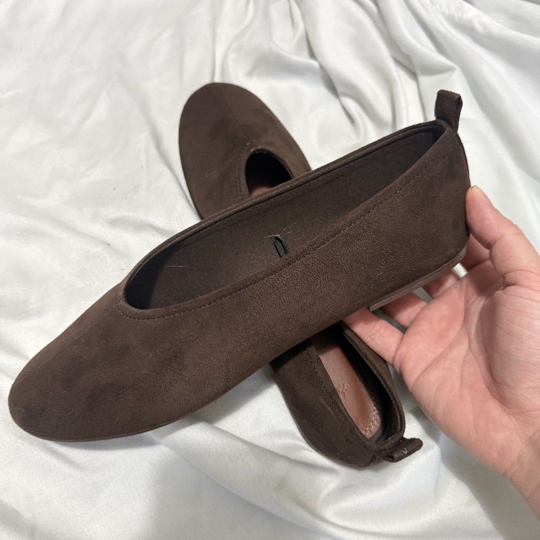 H&M Brown Suede Flats (Category: Flats & Sandals) located in Daet. Submitted by matchapompom (Listing ID 1466858184, Image 2). Description: - Brand: H&M - Style: Slip-on brown suede flats - Features: Soft finish, deep brown inner lining, and heel pull tabs for easy wear - Condition: Great, comfortable daily footwear.